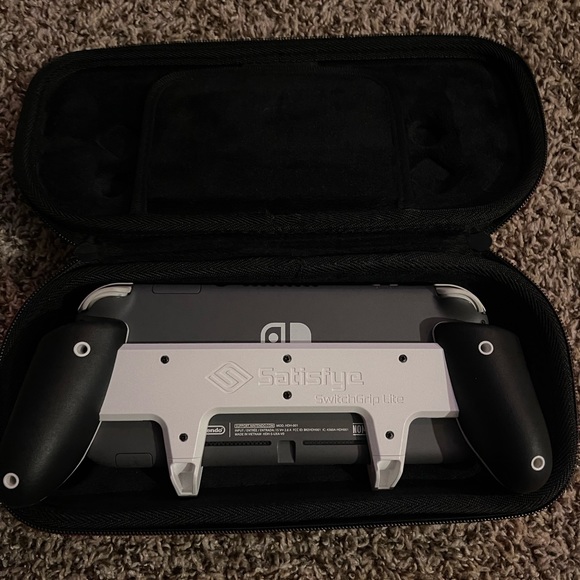 Nintendo Switch - Picture 2 of 4